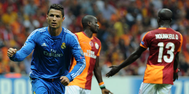 Cristiano Ronaldo laat de Galatasaray-verdedigers Emmanuel Eboué en Dany Nounkeu verbijsterd achter na een zijn drie goals in de Türk Telecom Arena.