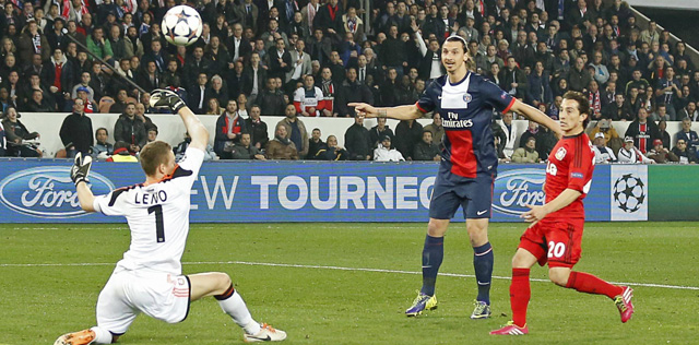 Zlatan Ibrahimovic hoopt, maar zijn stift belandt op de lat. Een record blijft uit voor de Zweed.