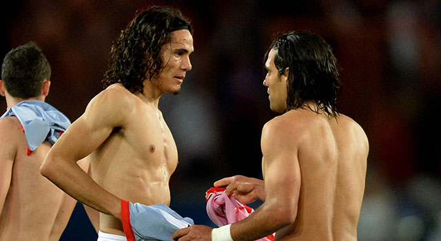 Edinson Cavani in gesprek met Radamel Falcao.