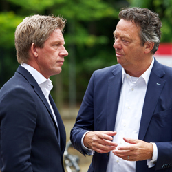 Technisch manager Marcel Brands van PSV met algemeen directeur Tiny Sanders