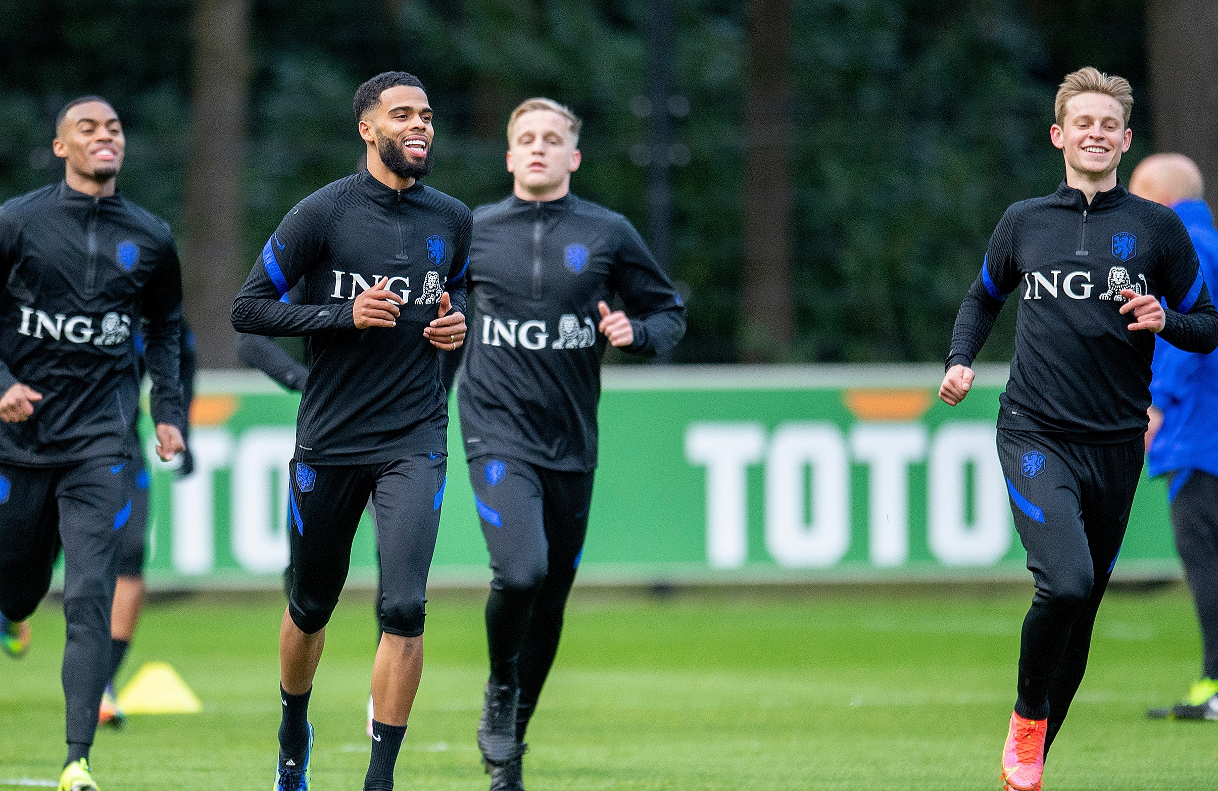 Jeremiah St. Juste (tweede van links) tussen Ryan Gravenberch, Donny van de Beek en Frenkie de Jong.