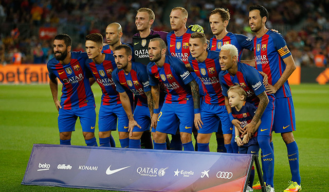 Jasper Cillessen te midden van verdedigers Javier Mascherano en Jérémy Mathieu voorafgaand aan zijn eerste wedstrijd voor Barcelona.