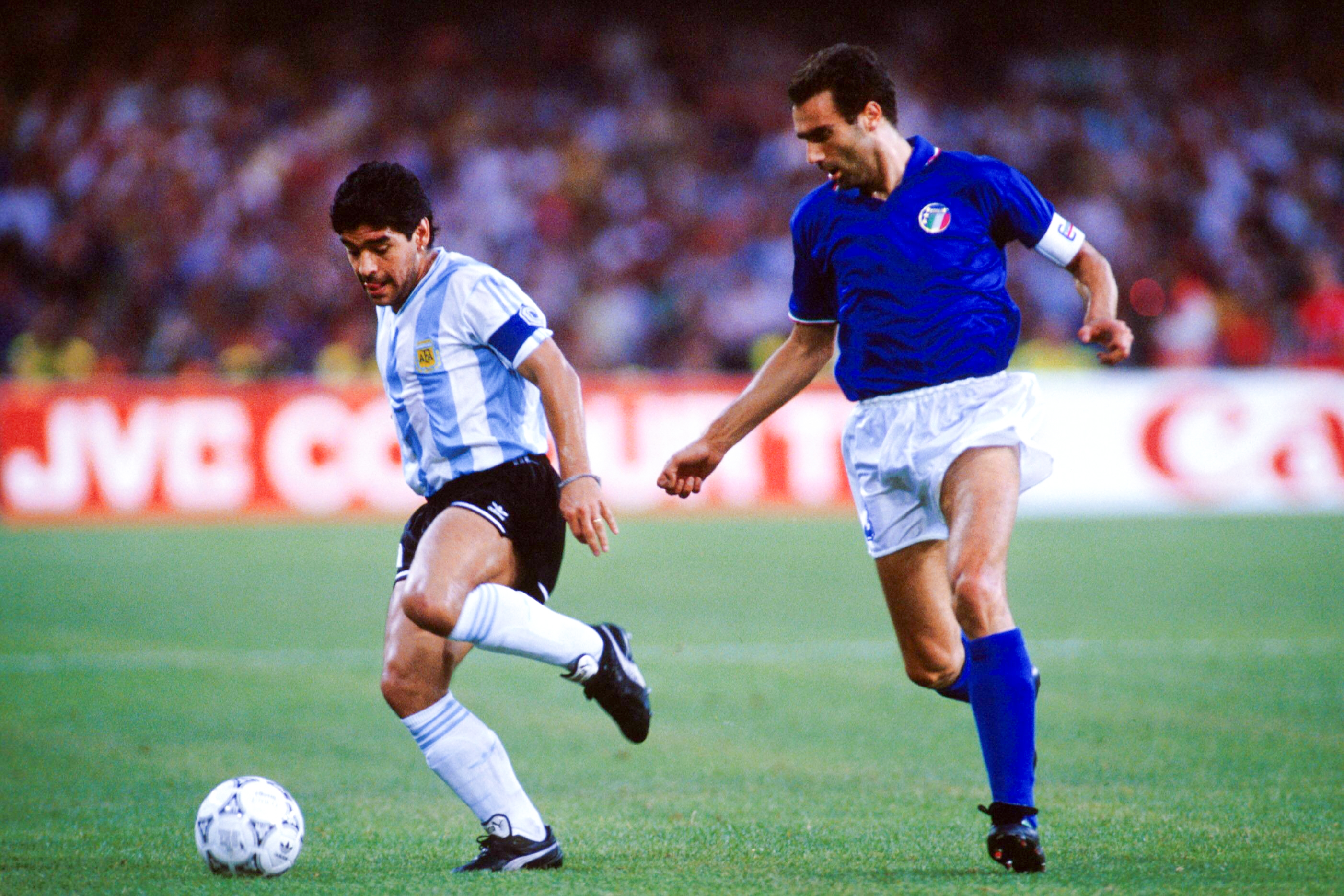 Diego Maradona draait tijdens de halve finale van het WK 1990 tegen Italië, uitgerekend in Napels, weg bij collega-aanvoerder Giuseppe Bergomi. Die wedstrijd zou de tegenstellingen in het land nog verder aanscherpen.