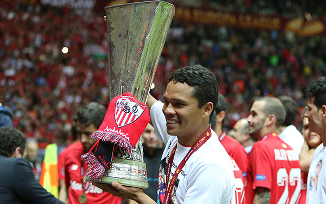 Carlos Bacca is dolblij met het winnen van de Europa League.