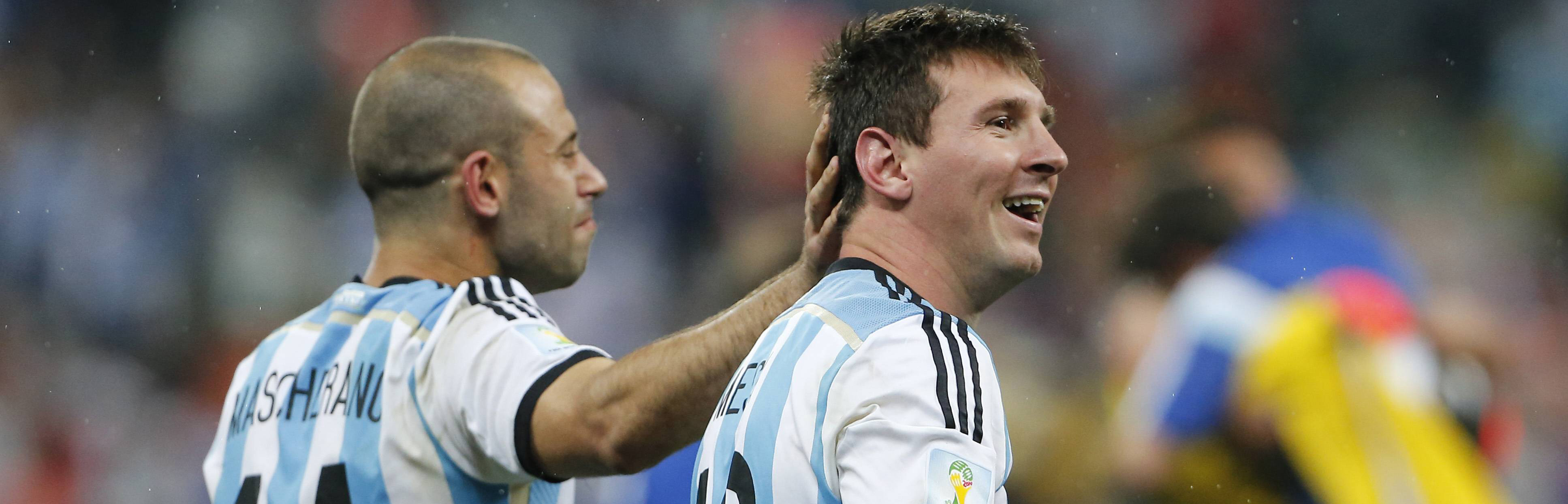 Lionel Messi (r) viert feest met ploeggenoot Javier Mascherano na het bereiken van de WK-finale.