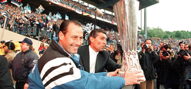 Huub Stevens is nog altijd de enige Nederlandse trainer die een Europese prijs pakte met een Duitse club. Geflankeerd door manager Rudi Assauer toont hij in 1997 de UEFA Cup aan de fans van Schalke 04.