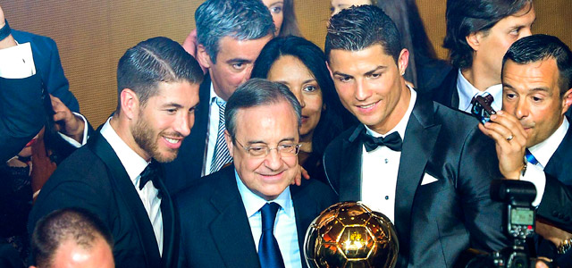Sergio Ramos, Florentino Pérez en Cristiano Ronaldo poseren met de Gouden Bal.