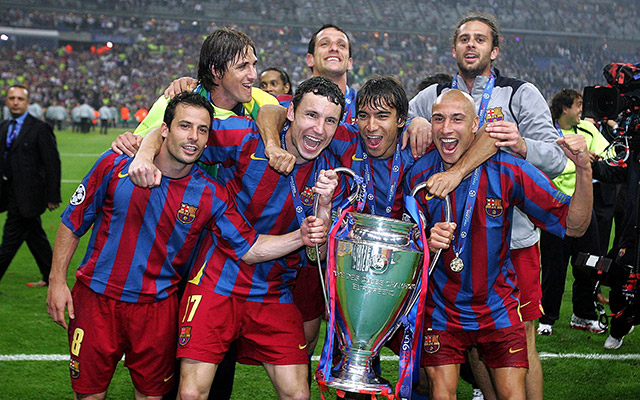 Ludovic Giuly, Mark van Bommel, Giovanni van Bronckhorst en Henrik Larsson na het winnen van de Champions League in 2006.