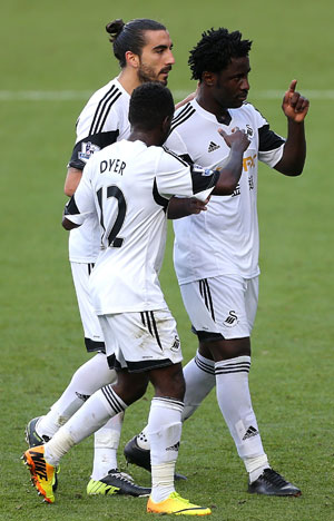 Wilfried Bony viert zijn treffer tegen Sunderland samen met Chico en Nathan Dyer.