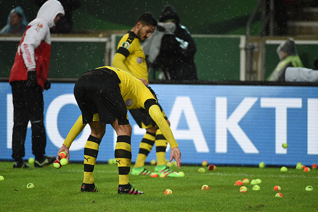 Opmerkelijk: de Dortmund-fans betraden in Stuttgart later hun vak uit protest tegen de hoge ticketprijzen en hadden vervolgens nog een actie in huis: het veld werd bestookt met rood-gele tennisballen. En die moesten even opgeruimd worden voordat er verder gegaan kon worden. 