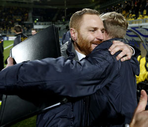Interim-trainer Rick Plum ontvangt felicitaties na de bekerzege op Vitesse.