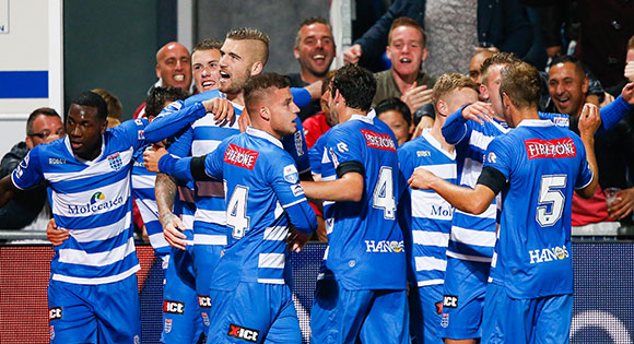 PEC Zwolle bevestigt dit seizoen wederom dat de goede prestaties geen incident zijn. Door een zege op ADO Den Haag (2-1) staat het elftal van Ron Jans nu knap derde. Uitblinker Sheraldo Becker (links) en topscorer Lars Veldwijk (de langste van het stel) waren doorslaggevend voor de Zwollenaren.