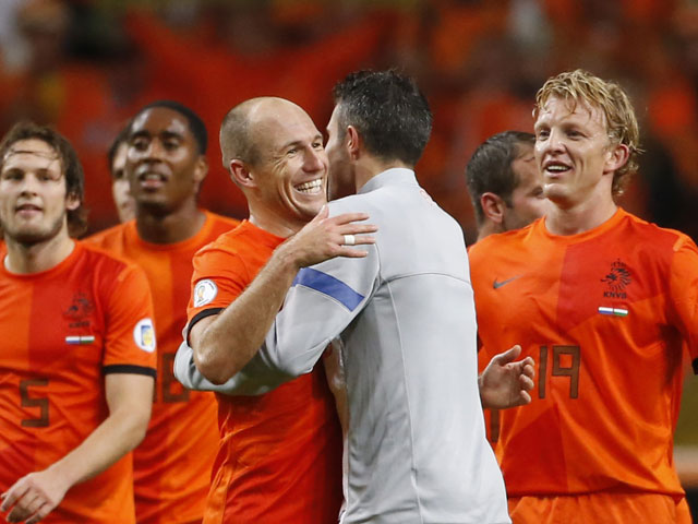 Maar na afloop zijn er bij Oranje vooral vrolijke gezichten, met de smaakmakers Robben en Van Persie als middelpunt. 