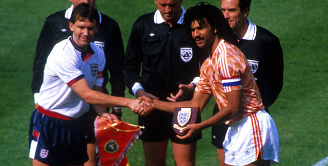Bryan Robson stond ten tijde van zijn afscheid in 1990 nog op de vijfde plaats met negentig interlands, maar 25 jaar later sluit de veelzijdige middenvelder de toptien van meest gelouterde Engelse internationals af. &#039;Captain Marvel&#039; maakte in de jaren tachtig naam als alleskunner op het middenveld van Manchester United en Engeland, waarmee hij uitkwam op de WK&#039;s van 1982, 1986 en 1990 en het EK 1988. Een van zijn 26 interlandgoals maakte de blessuregevoelige Robson in het groepsduel met Oranje, dat dankzij drie goals van Marco van Basten wél won (3-1).