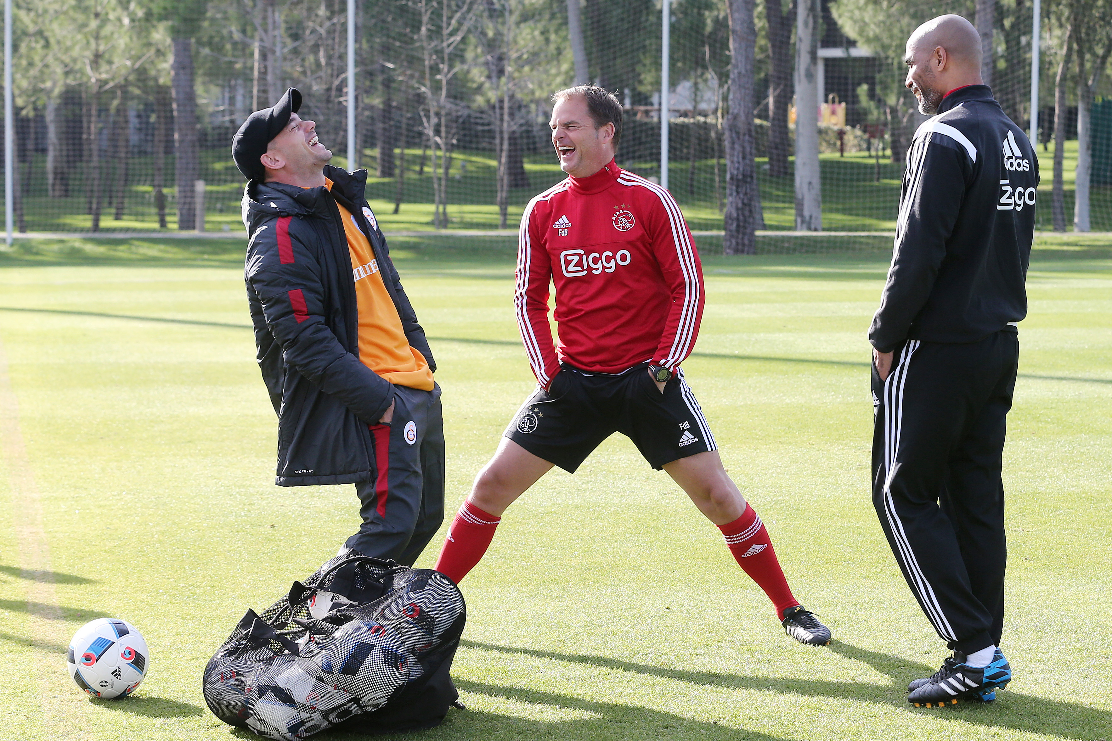 Sneijder, die na de bekerwedstrijd van Galatasaray van zaterdag naar Belek vloog, schat de titelkansen van Ajax dit seizoen hoog in. &#039;Ajax heeft de breedste selectie en de meeste kwaliteit. Ik verwacht dat ze kampioen worden.&#039;