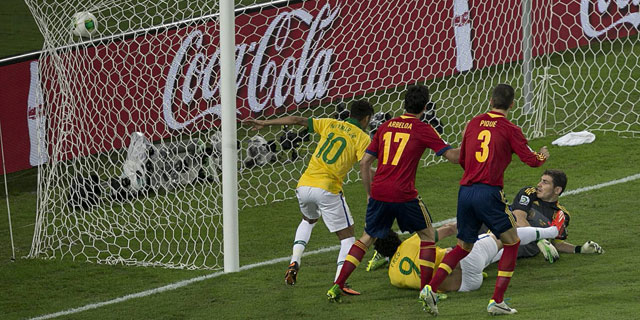 Fred troeft al liggend de Spaanse defensie af tijdens 3-0 zege in de finale om de Confederations Cup. De 29-jarige spits is een van de vier aanvallers die Diego Costa boven zich moet dulden in de pikorde bij Brazilië.