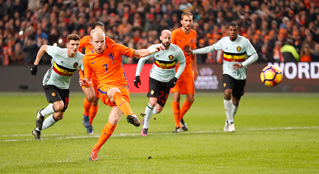 Davy Klaassen zet Nederland in de Derby der Lage Landen op 1-0 uit een strafschop, maar België is in het restant van de wedstrijd de baas. Het oefenduel in De Arena maakt ondanks de uitslag eens te meer duidelijk dat Oranje niet langer tot de mondiale top behoort.
