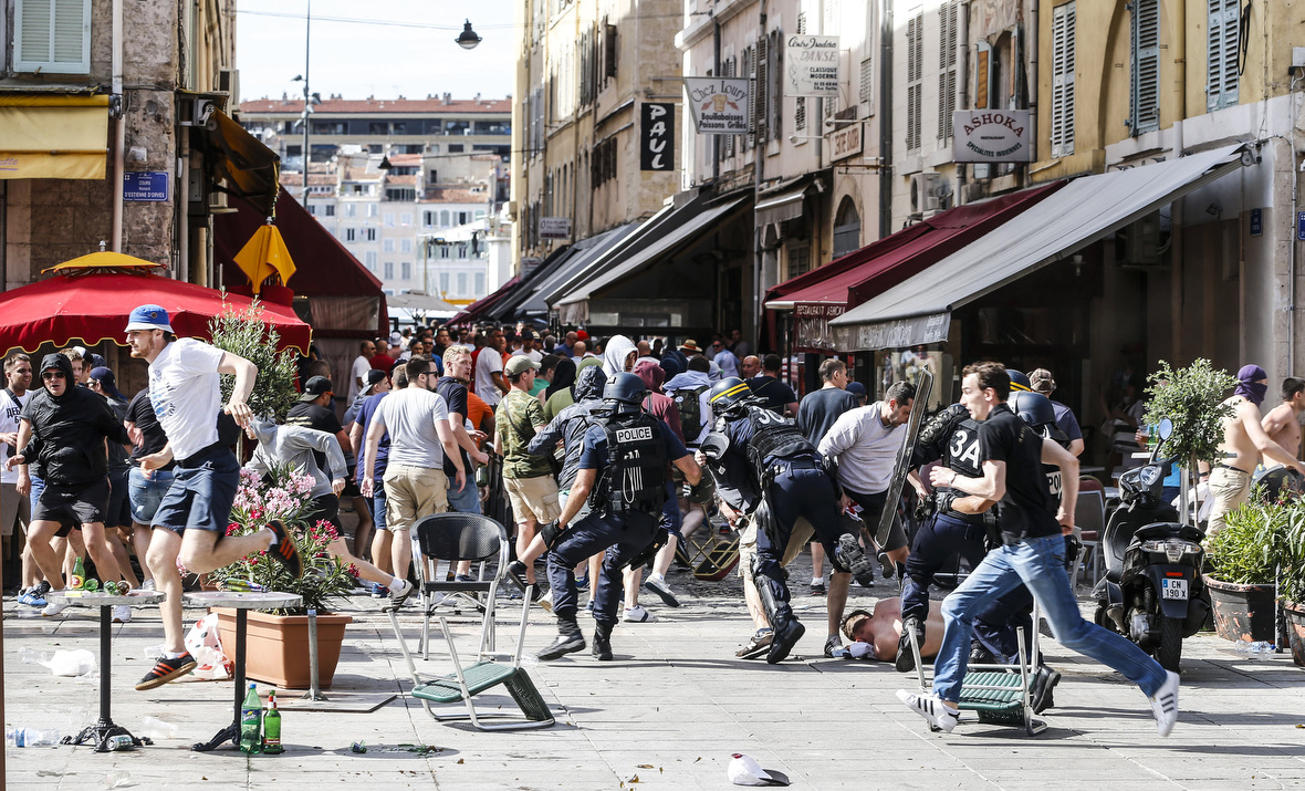 Rellen in Marseille ontsierden de tweede dag van het EK in Frankrijk.
