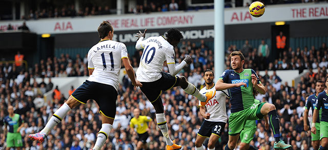 Emmanuel Adebayor (10) opent koppend de score voor Tottenham Hotspur tegen Newcastle United, maar de thuisploeg gaf na rust de 1-0 voorsprong uit handen.