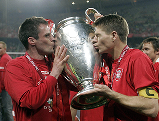 Clubiconen Michael Carragher en Steven Gerrard veroveren in 2005 de Champions League ten koste van AC Milan. De Italianen leiden halverwege met 3-0, maar The Reds winnen uiteindelijk na het nemen van strafschoppen. 
