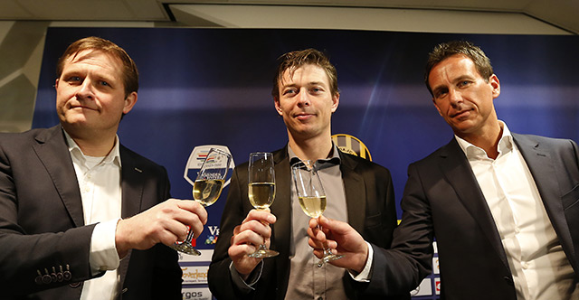 Algemeen directeur Marcel van den Bunder (links), Jon Dahl Tomasson en Leon Vlemmings hieven het glas op een goede samenwerking. Inmiddels zijn alledrie vertrokken bij Roda JC.
