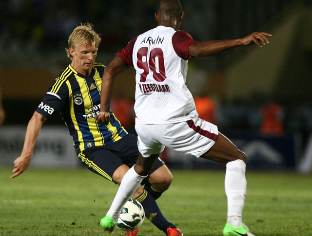 Marvin Zeegelaar namens Elazigspor in duel met Dirk Kuijt van Fenerbahçe