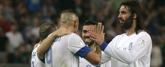 Griekse vreugde na de eigen goal van Martin Skrtel. Uiterst rechts Georgios Samaras, de oud-spits van SC Heerenveen.