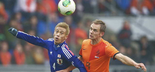 Keisuke Honda, hier in duel met gelegenheidsspits Siem de Jong, was tegen Oranje de maker van de 2-2.