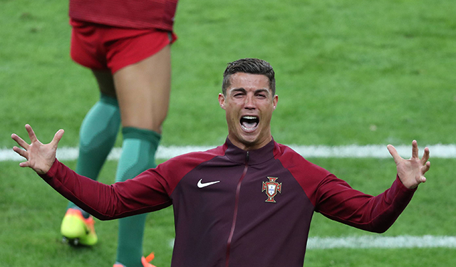 Cristiano Ronaldo schreeuwt het uit van vreugde na afloop van de gewonnen EK-finale tegen Frankrijk. De 31-jarige Portugees verklaart tijdens een later uitgelekte speech in de kleedkamer dat het de mooiste prijs van zijn loopbaan is.