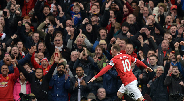 De fans van Manchester United zijn uitzinnig van vreugde na de prachtige 3-0 van Wayne Rooney, die in zijn eentje de defensie van Tottenham Hotspur uit elkaar speelde.