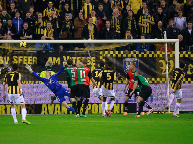 Uitgerekend Dan Mori (uiterst rechts), de vervanger van de geschorste Guram Kashia, zette Vitesse op voorsprong in de derby tegen NEC. De Israëliër kopte raak uit een corner. De verdediger was de laatste weken veelvuldig onderwerp van gesprek, aangezien hij vanwege zijn nationaliteit Abu Dhabi niet binnenkwam voor het trainingskamp van Vitesse.