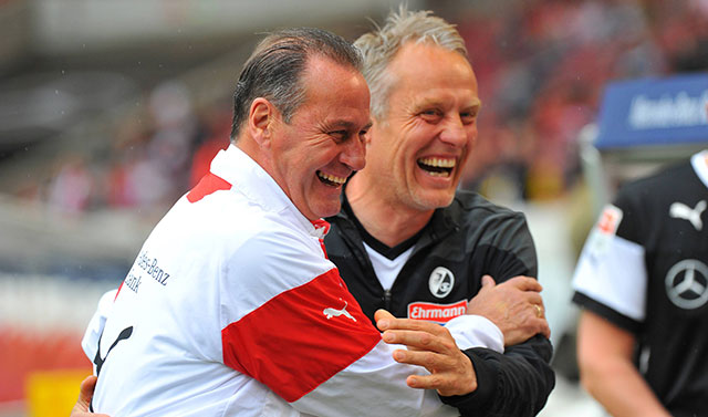 Al voor de aftrap heeft Huub Stevens plezier. De trainer van VfB Stuttgart heeft zijn zaakjes vooralsnog prima voor elkaar tegen SC Freiburg.