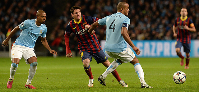 Lionel Messi in duel met Vincent Company tijdens de clash tussen Manchester City en Barcelona van vorig seizoen.