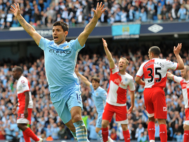 Ongekende vreugde in het Etihad Stadium op 13 mei 2012. De vertwijfeling is direct na het allesbeslissende schot zichtbaar in de ogen van Sergio Agüero, maar de Argentijn heeft Manchester City zojuist het eerste landskampioenschap sinds 1968 bezorgd.