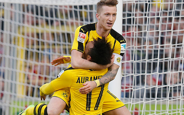 Marco Reus bediende Pierre-Emerick Aubameyang bij de 0-2 van Borussia Dortmund.