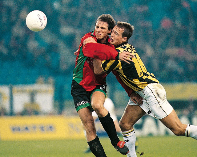 Anton Janssen is bekend met de sentimenten van de Gelderse derby. De huidige trainer van NEC, op een foto uit 1998 in duel met Arco Jochemsen (1-0 winst Vitesse), weet uit eigen ervaring als speler van de Nijmeegse club wat het inhoudt. Veertien keer was hij van de partij.