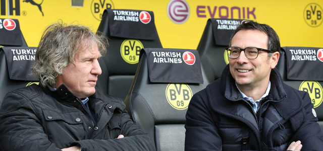 Gertjan Verbeek met Martin Bader, de technisch directeur van 1. FC Nürnberg, voorafgaand aan de uitwedstrijd tegen Borussia Dortmund, dat Nürnberg een 3-0 nederlaag zou bezorgen.