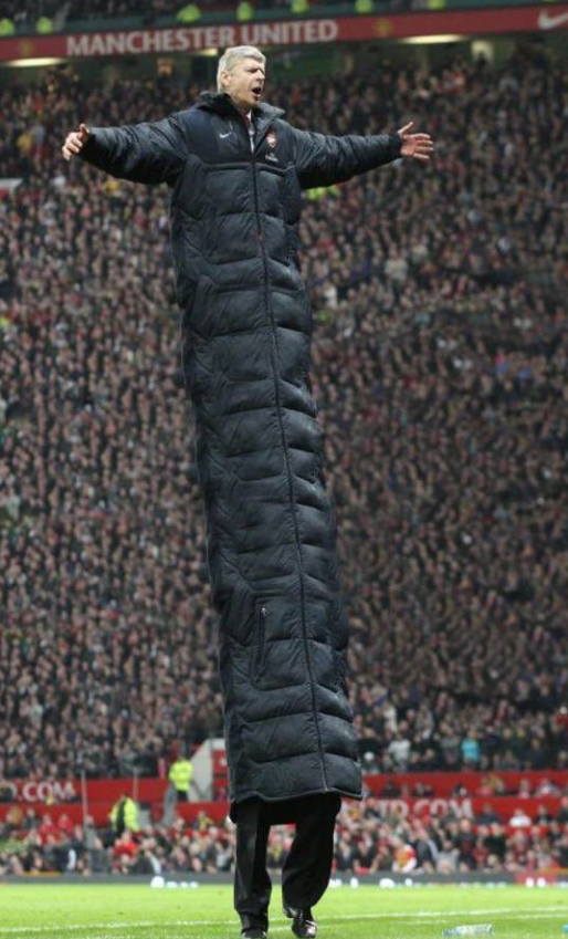 Een bewerkt beeld van Arsène Wenger in zijn befaamde jas.