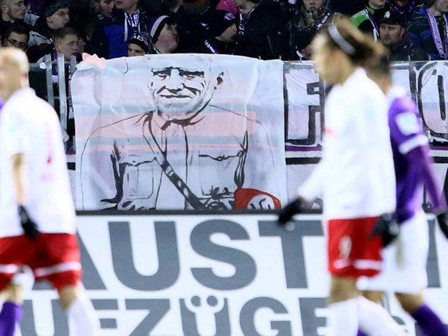 Supporters van 2. Bundesliga-club FC Erzgebirge Aue beelden RB Leipzig-eigenaar Dietrich Mateschitz in februari 2015 af met een hakenkruis. &#039;Een Oostenrijker roept, en jullie volgen&#039;, luidt de tekst.