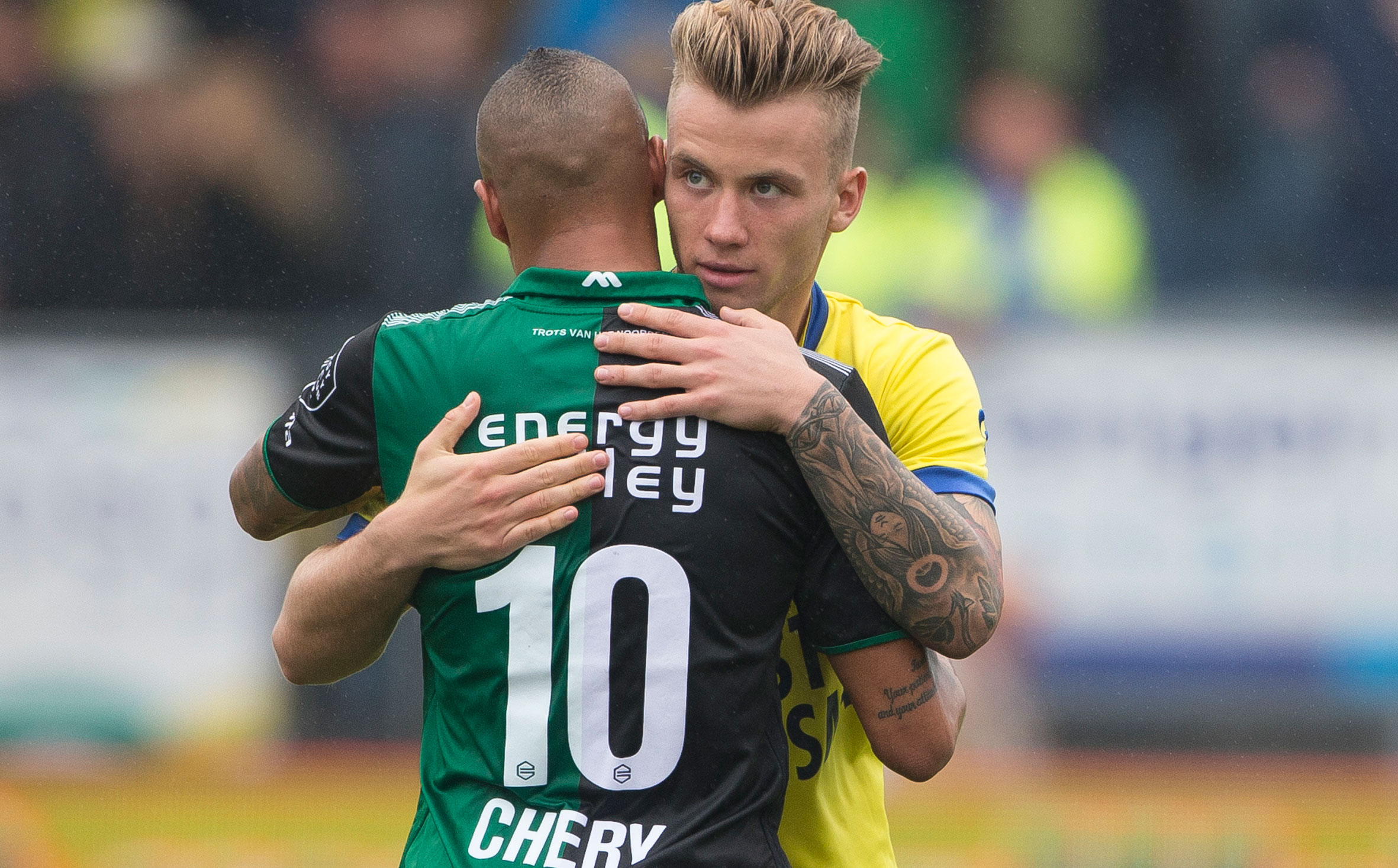Albert Rusnák en Tjaronn Chery na de wedstrijd tussen SC Cambuur en FC Groningen in september vorig jaar. Mede door een treffer van Rusnák waren de Leeuwarders die middag met 3-0 te sterk.
