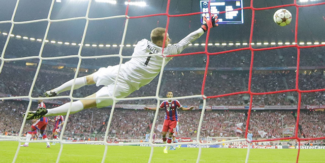 Bayern-doelman Manuel Neuer brengt redding in een thuiswedstrijd in de Champions League.