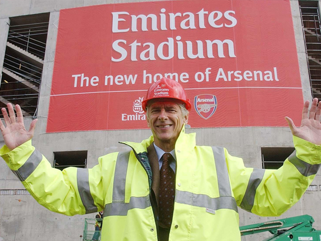 Ondertussen zijn er ook ontwikkelingen gaande rondom het onderkomen van Arsenal. De club besluit het verouderde Highbury in te gaan ruilen voor het hypermoderne Emirates Stadium, dat in 2006 uiteindelijk wordt opgeleverd. Opmerkelijk genoeg heeft Wenger sindsdien geen prijs meer gewonnen met Arsenal.