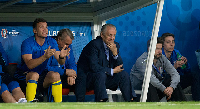 Andriy Shevchenko moedigt de internationals van Oekraïne aan tijdens het eerste EK-duel met Duitsland.