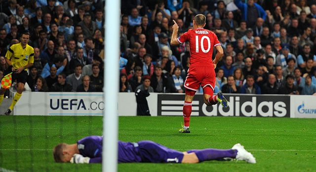 Robben viert de 3-0 en laat City-doelman Joe Hart geslagen achter.