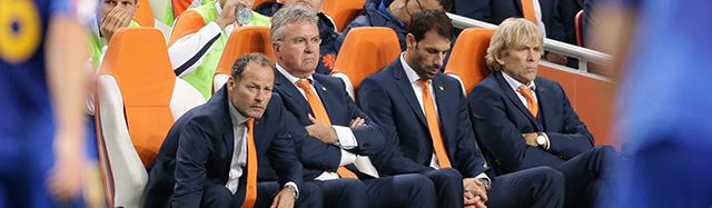De bank van Oranje kan het bijna niet geloven: Nederland komt thuis tegen Kazachstan op achterstand. Nederland wint met 3-1, maar het gaat na afloop vooral over het relletje tussen Klaas-Jan Huntelaar en Robin van Persie.