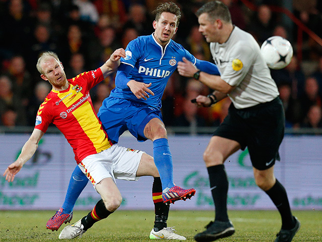 Jop van der Linden in duel met Luuk de Jong. De Go Ahead Eagles-verdediger tekende op ongelukkige wijze voor de 0-2.