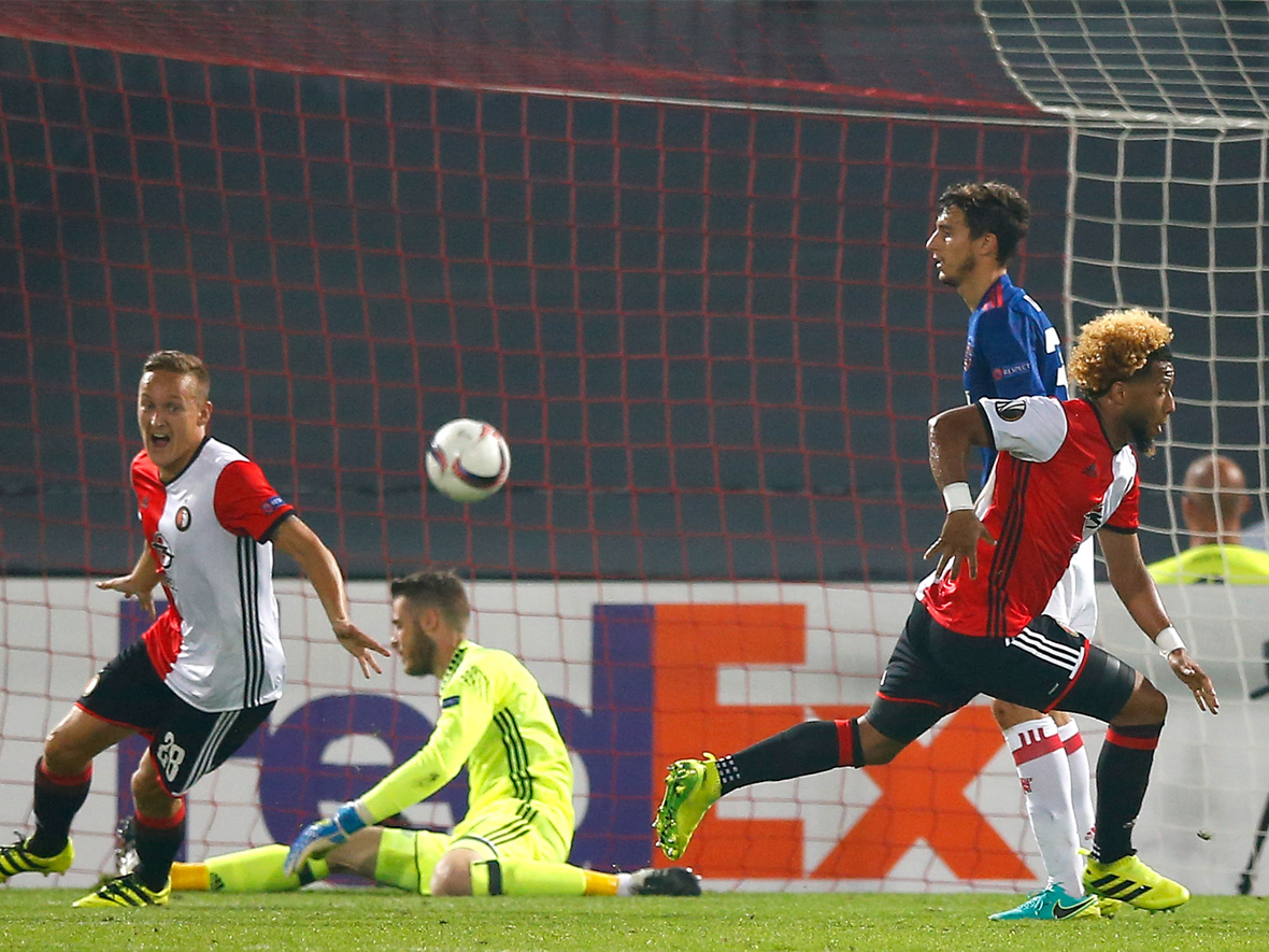 De openingstreffer valt echter aan de andere kant: Tonny Vilhena (rechts) ziet zijn inzet achter United-doelman David de Gea verdwijnen en zet daarmee Feyenoord op voorsprong.