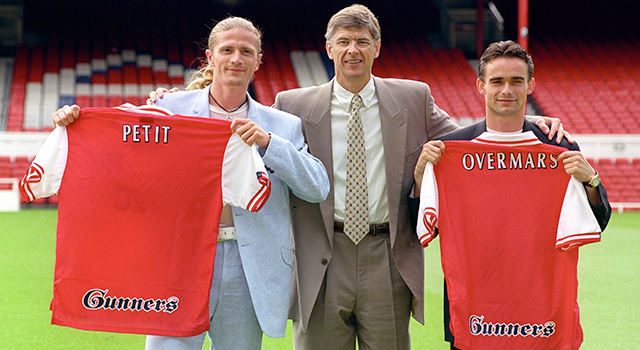 Arsène Wenger in de zomer van 1997 met zijn twee aankopen, de Franse middenvelder Emmanuel Petit (links) en Marc Overmars.