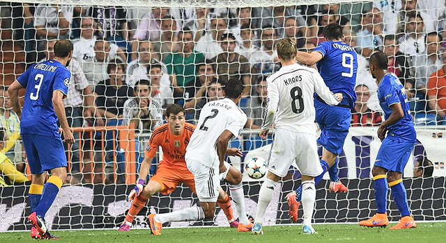 De beslissing in Estadio Santiago Bernabéu in de maak: Álvaro Morata haalt uit.