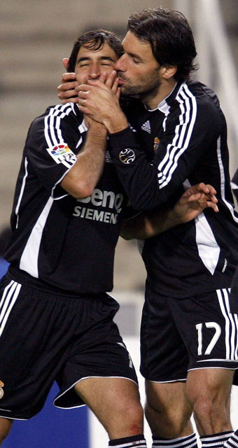 Raúl en Ruud van Nistelrooy, hier in hun gezamenlijke tijd bij Real Madrid, waren de eerste twee spelers die hun topscorerstitel in de Champions League prolongeerden. Later slaagde alleen Lionel Messi daarin.